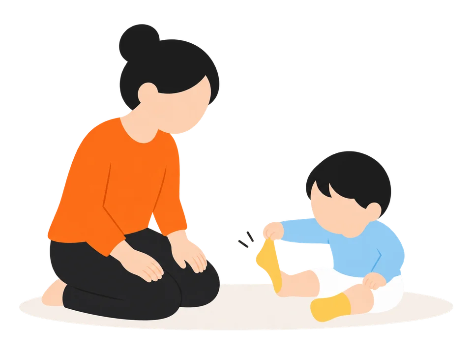 2. つま先を引っぱると脱げるのを見せて、子どもに引っぱってもらいます。